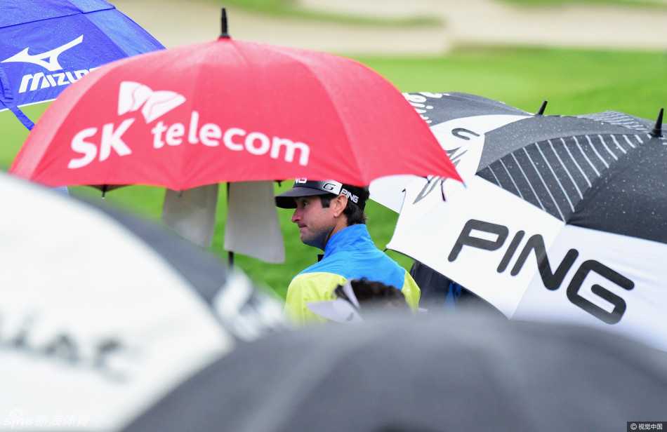 风雨稍歇的果岭旁，巴巴·沃森与乔丹·斯皮思站在人群中，两人表情凝重地讨论着方才中断的比赛与未定的局势。