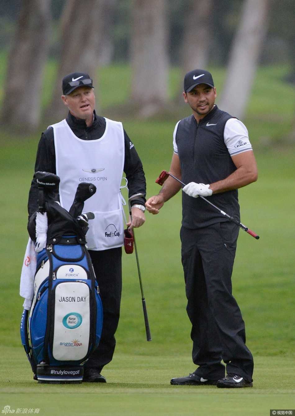 乔纳森·维加斯在雨中大力开球，身体充分扭转，杆头击起一片水雾，展现出不畏风雨的强悍姿态。