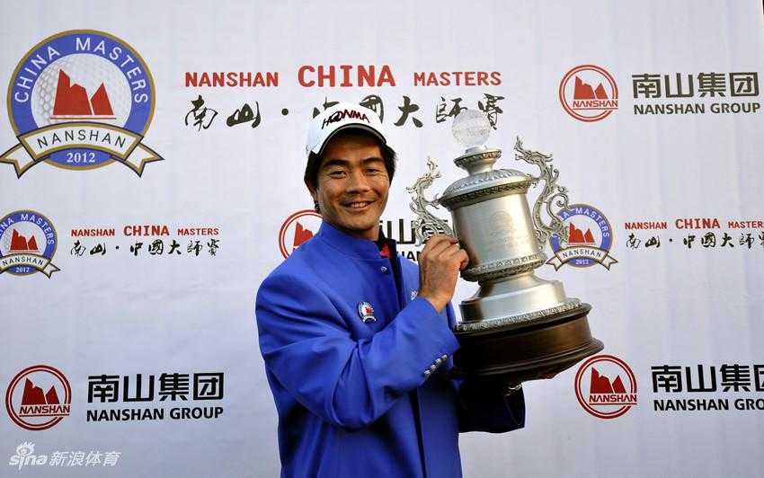 梁文冲在比赛中全神贯注地观察果岭推杆线路，眼神锐利而沉着。