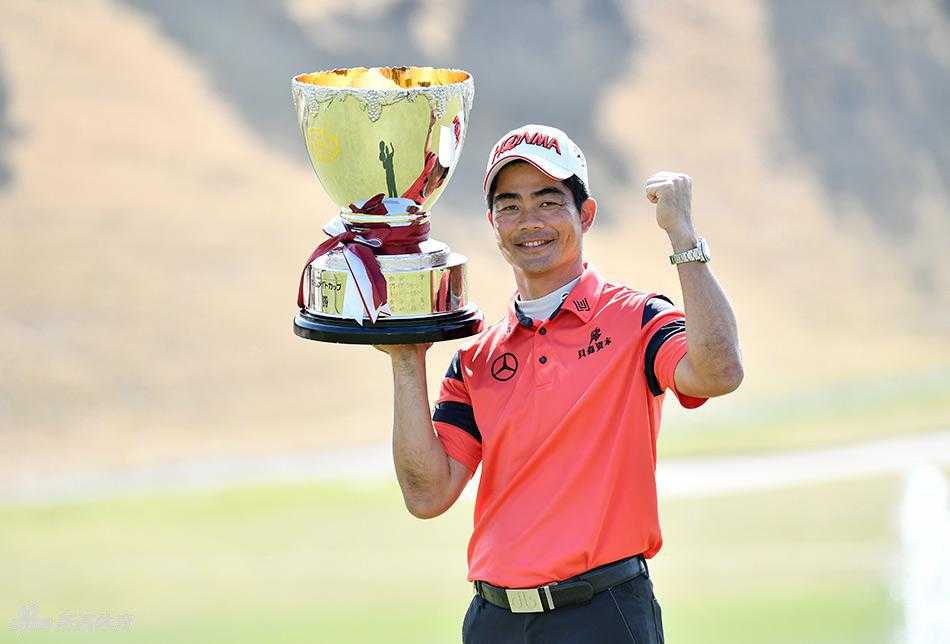 梁文冲挥杆瞬间，身姿挺拔动作流畅，阳光勾勒出完美的肌肉线条。