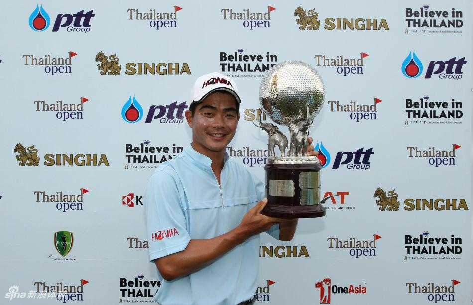 梁文冲在沙坑中救球，沙粒飞扬瞬间展现高超的短杆技术。