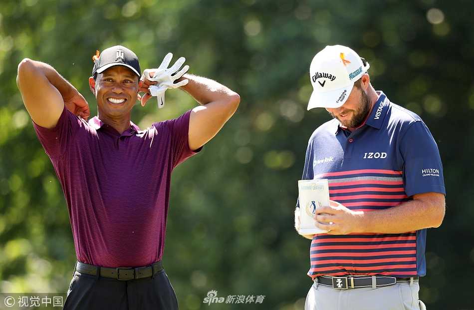 猛虎归来!伍兹次轮狂飙七鸟惊艳全场 伍兹在球道中从容行走,阳光洒在身后,身影坚定而充满决心