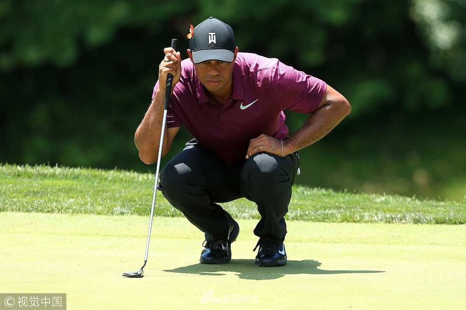 猛虎归来!伍兹次轮狂飙七鸟惊艳全场 伍兹在沙坑中救球,沙粒飞溅,展现出完美的击球技巧与身体控制