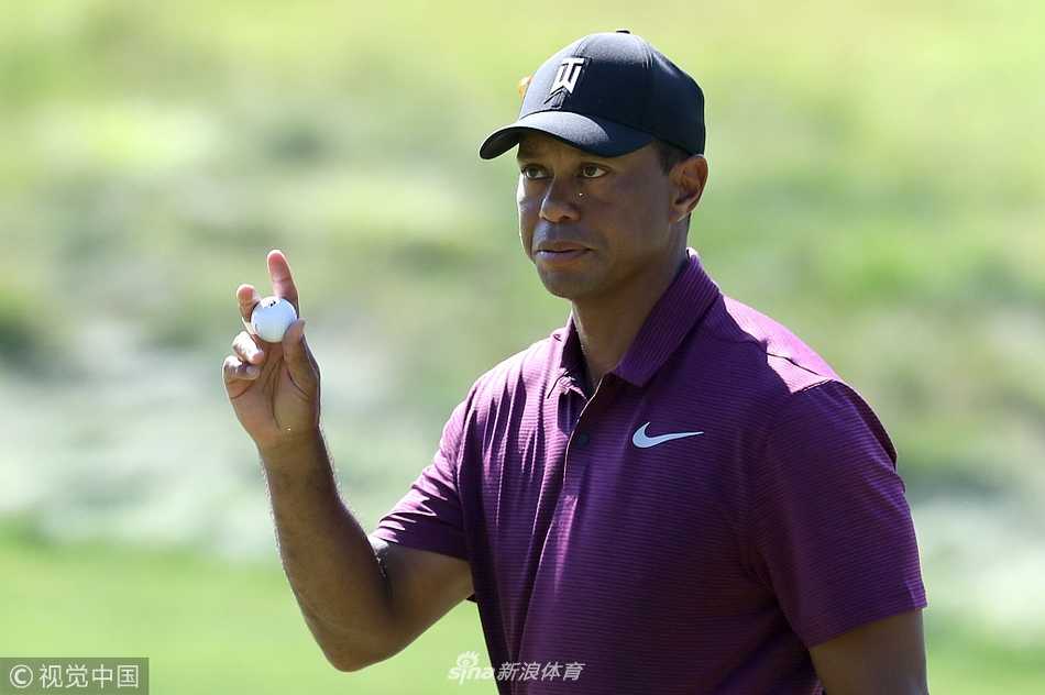 猛虎归来!伍兹次轮狂飙七鸟惊艳全场 小球滚入洞杯瞬间,伍兹振臂高呼,尽情释放夺冠般的激情与压力