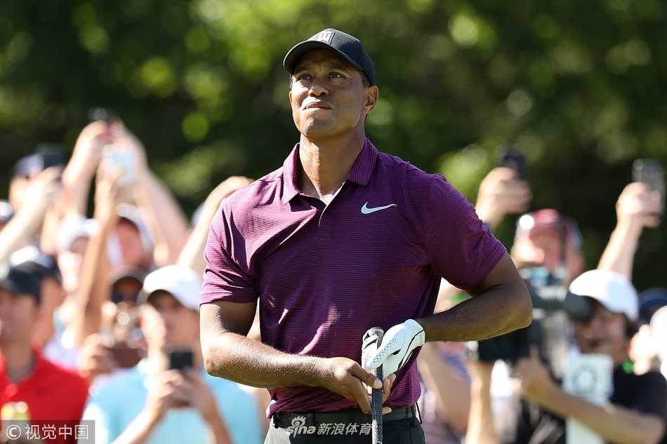 猛虎归来!伍兹次轮狂飙七鸟惊艳全场 伍兹在18号洞果岭边缘半蹲观察,神情专注地计算着切球路线与落点
