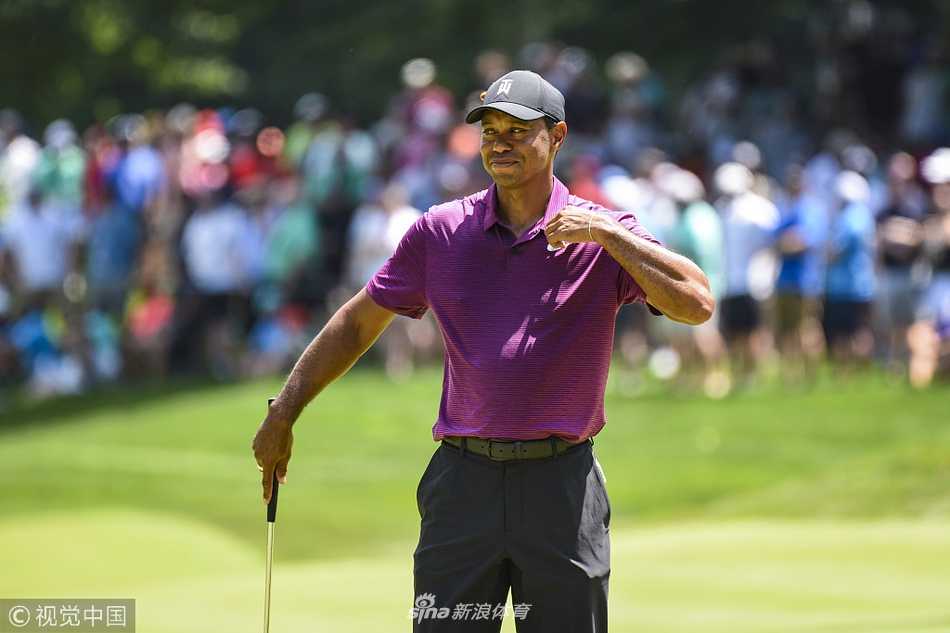 猛虎归来!伍兹次轮狂飙七鸟惊艳全场 计分板上清晰地显示着伍兹本轮辉煌的65杆成绩,见证王者归来的重要一步