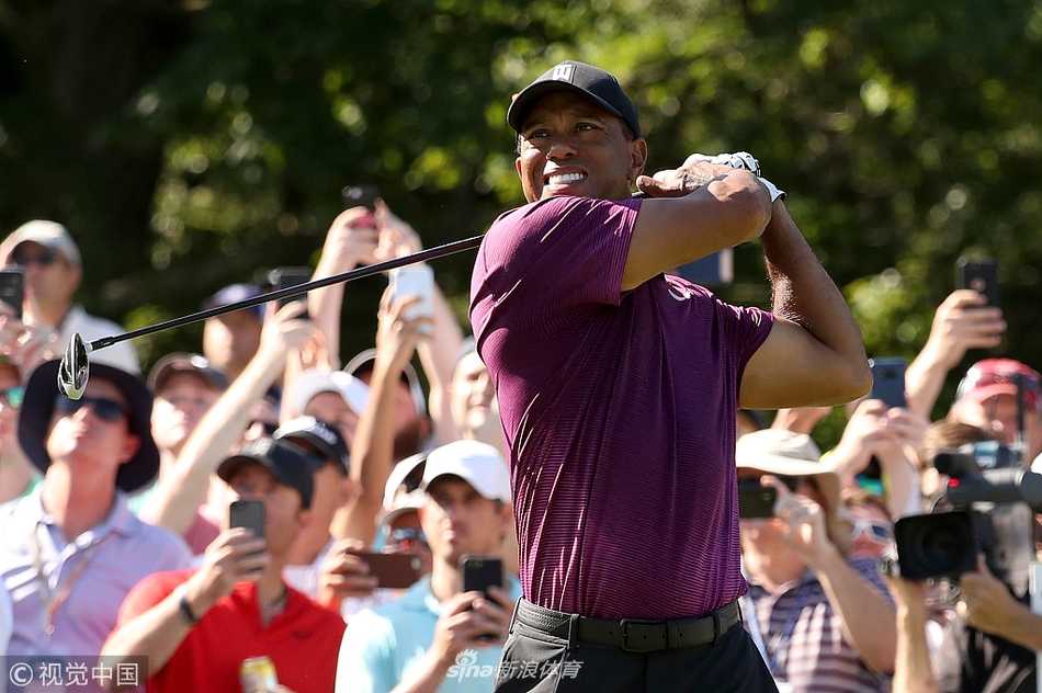 猛虎归来!伍兹次轮狂飙七鸟惊艳全场 伍兹完成推杆后向观众致意,帽檐下是自信与沉稳的微笑