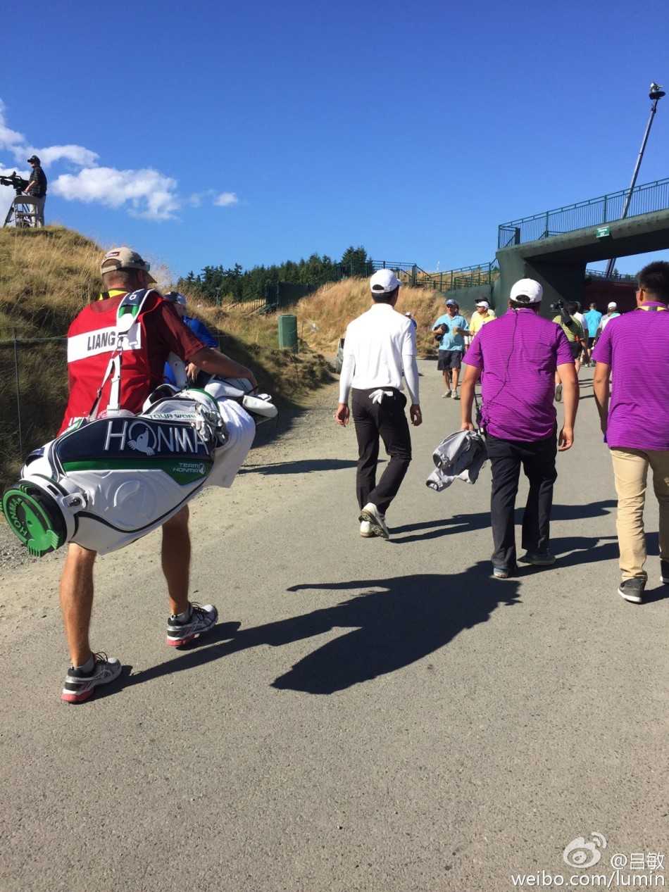 梁文冲在起伏的球道上阔步前行，展现职业球员的坚毅步伐