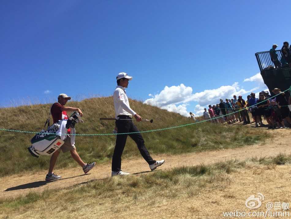 梁文冲在钱伯斯湾球场专注凝神，准备关键一击