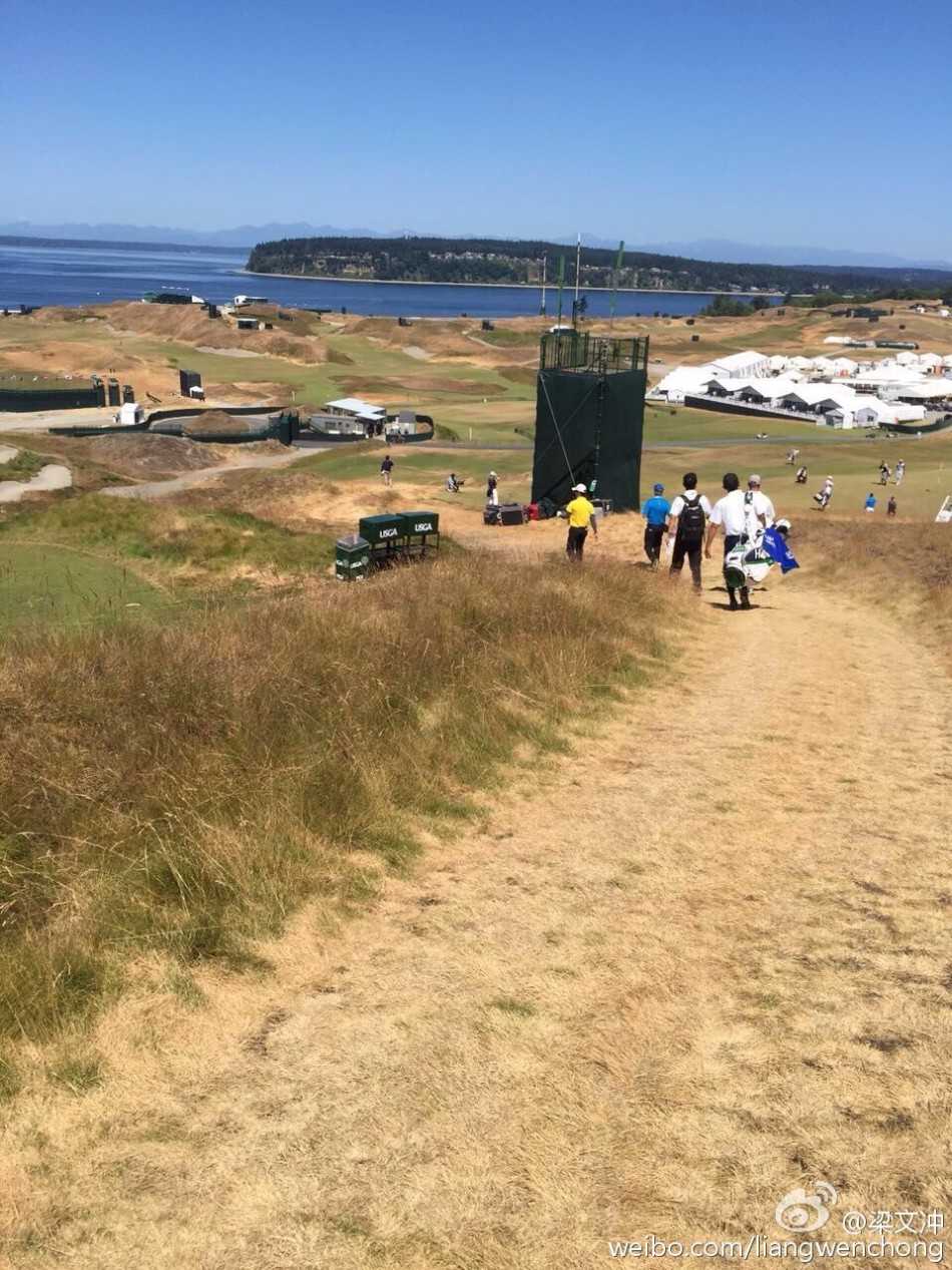 梁文冲在赛后接受媒体访问，神态平和坦诚分享比赛心得