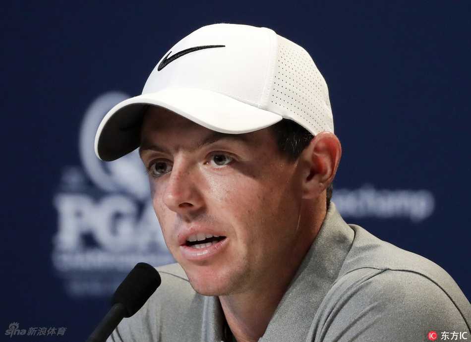 麦克罗伊在记者会上手持话筒，面露招牌式灿烂笑容，眼神中闪烁着自信的光芒