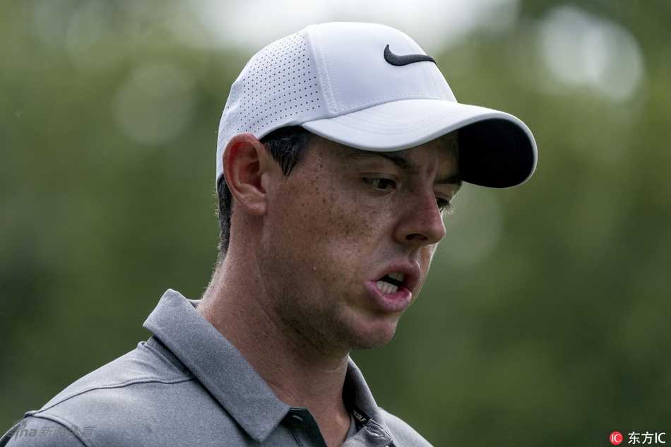 麦克罗伊在阳光下轻松漫步，回头望向镜头，整个画面充满动感与自信