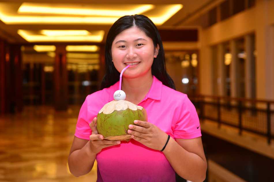 比赛现场观众聚集在果岭旁，屏息凝神观看球员的关键推杆