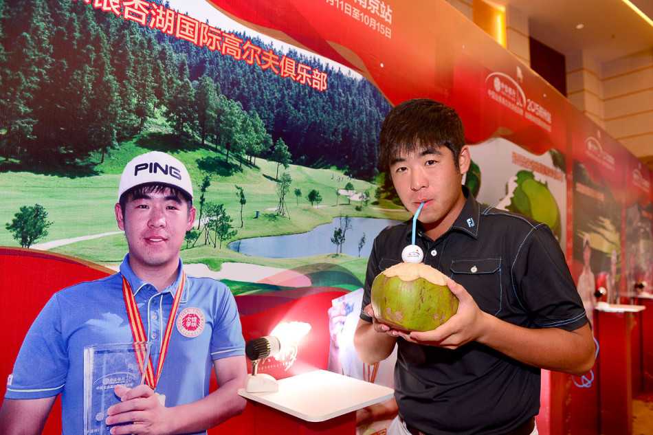 年轻球员在练习果岭专注推杆，绿草如毯，远方可见高大的热带树木