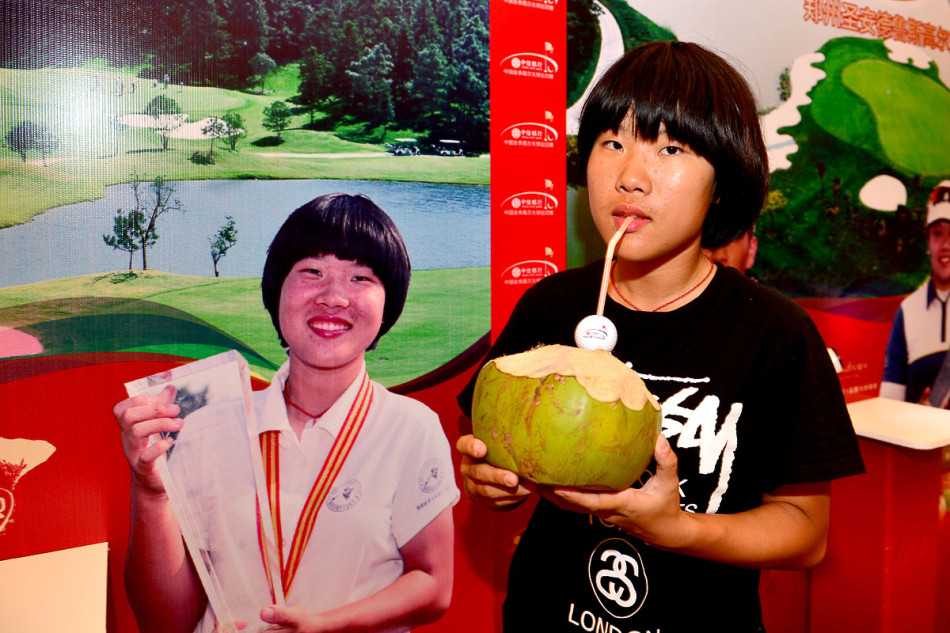 颁奖典礼上冠军高举奖杯绽放笑容，周围彩花飘落庆祝胜利时刻