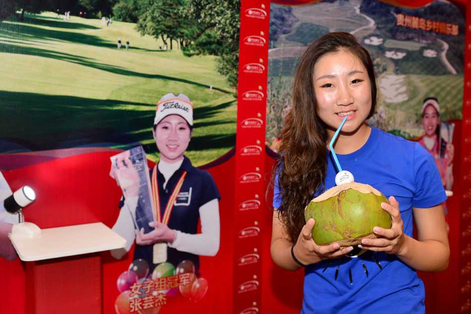 赛前球员在发球台互相致意，展现高尔夫礼仪与友谊第一的比赛精神