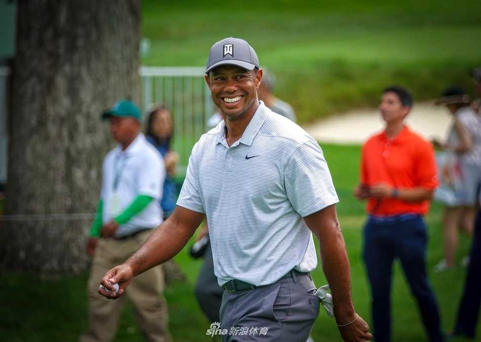 王者归来之战 北美信托赛前老虎伍兹的全力冲刺 伍兹在练习果岭边凝神推杆,专注的眼神仿佛在丈量冠军的距离