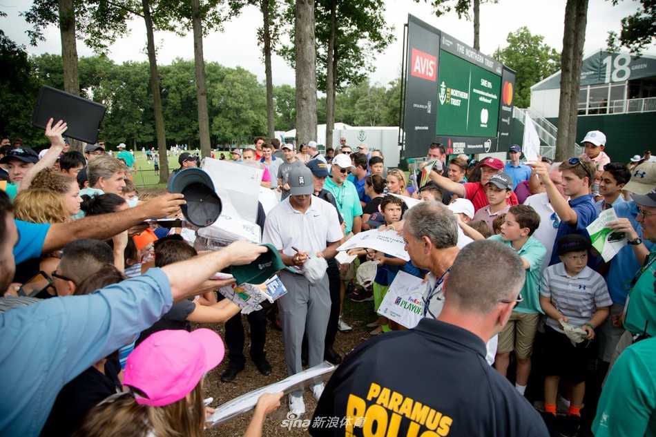 王者归来之战 北美信托赛前老虎伍兹的全力冲刺 伍兹在练习场全力挥杆,身体呈现完美的扭转与释放,力量与优雅在空中瞬间定格