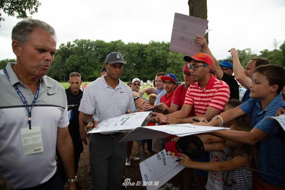 王者归来之战 北美信托赛前老虎伍兹的全力冲刺 阳光下伍兹与同组球员并肩走向下一洞,身影在球道上拉长,象征着漫长的征程与坚定的陪伴