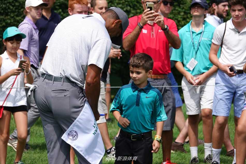 王者归来之战 北美信托赛前老虎伍兹的全力冲刺 绿意盎然的球场背景前,伍兹面带沉思检查球杆,仿佛在脑海中预演即将到来的比赛策略
