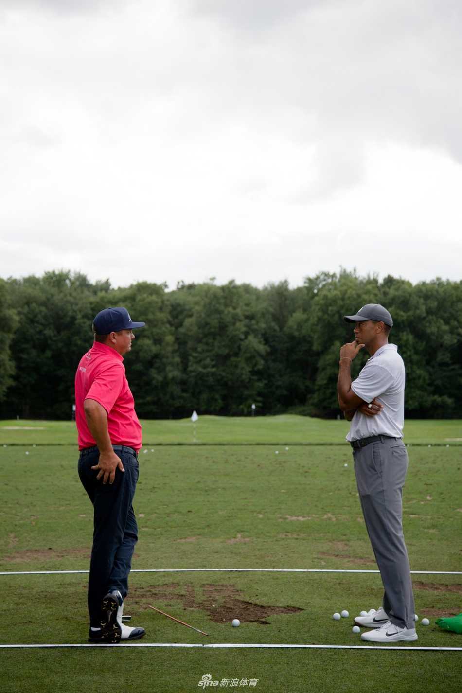 王者归来之战 北美信托赛前老虎伍兹的全力冲刺 近距离特写伍兹完成挥杆后的收势动作,姿态稳定如山,眼神锐利地追踪小球飞行的轨迹