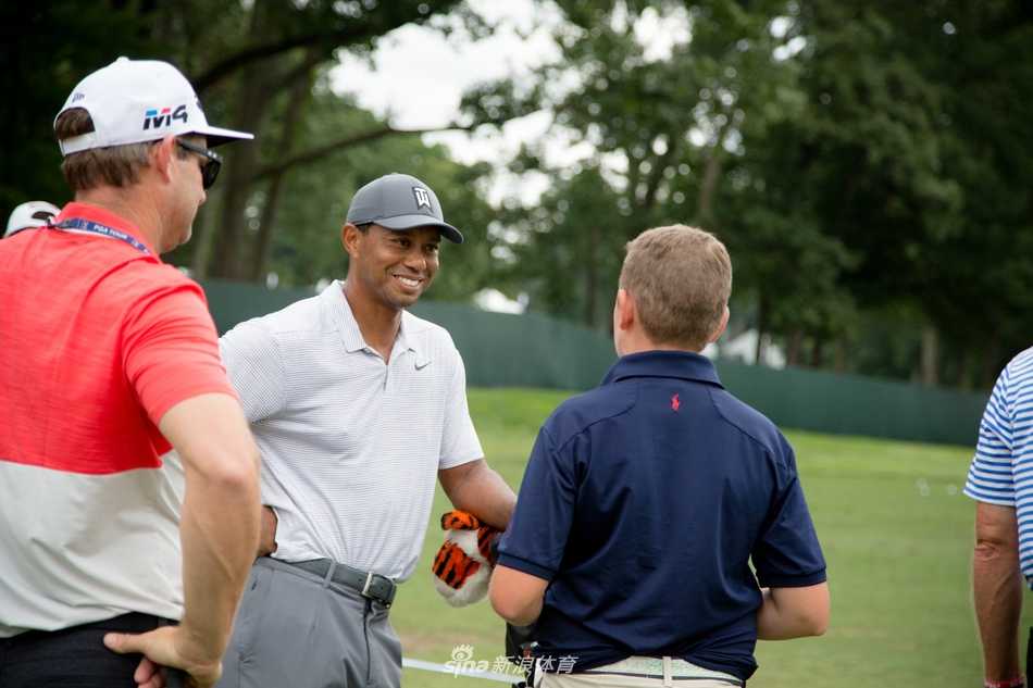王者归来之战 北美信托赛前老虎伍兹的全力冲刺 夕阳余晖中,伍兹背着球包独自走过球道,身影坚韧而孤独,如同一位走向自己使命的战士