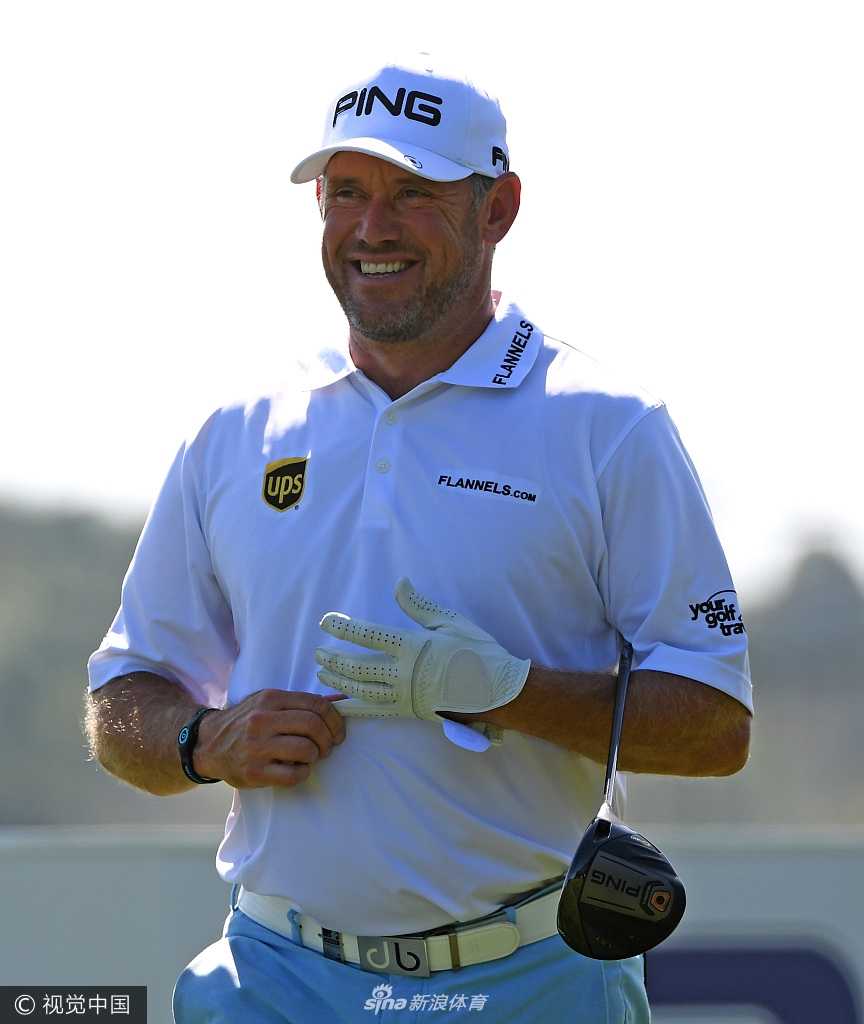 欧巡群雄布拉格蓄势待发 捷克大师赛前夕的轻松与专注 美国新科冠军朱利安·苏里在练习场专注地进行一号木开球练习,眼神坚定