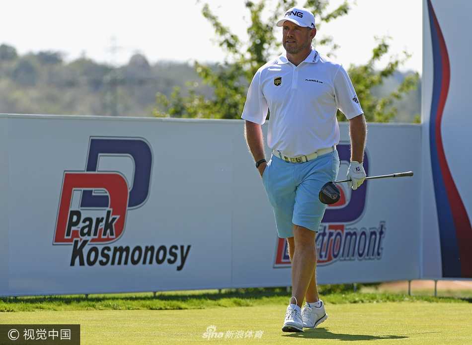 欧巡群雄布拉格蓄势待发 捷克大师赛前夕的轻松与专注 英格兰名将李·维斯特伍德在练习果岭边露出从容微笑,与身旁友人轻松交谈