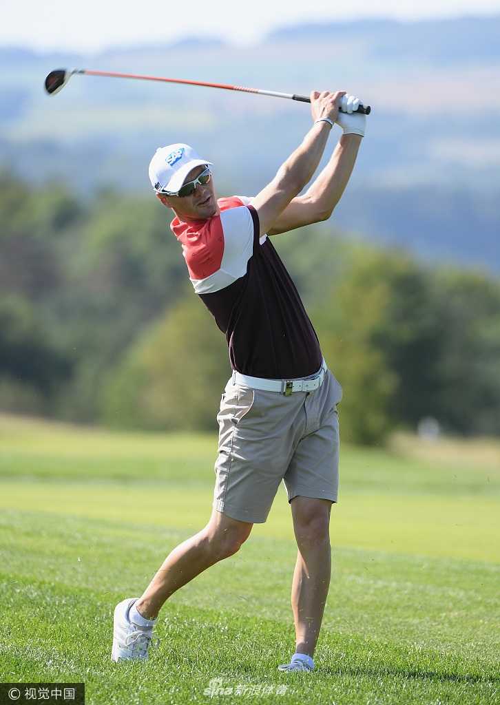 欧巡群雄布拉格蓄势待发 捷克大师赛前夕的轻松与专注 德国名将马丁·凯梅尔在球道上用铁杆进行精准攻果岭练习,动作干净利落