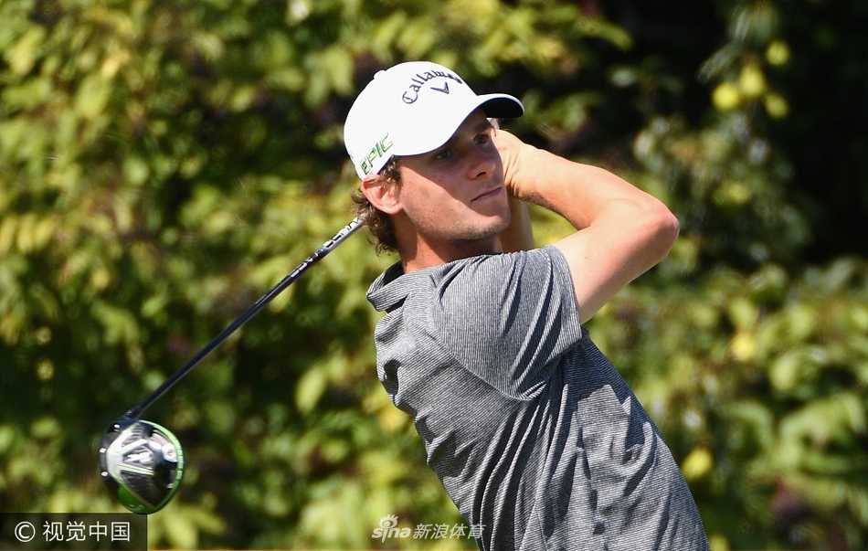 欧巡群雄布拉格蓄势待发 捷克大师赛前夕的轻松与专注 比利时大力球手托马斯·皮特斯全力挥动一号木,展现其惊人的开球力量