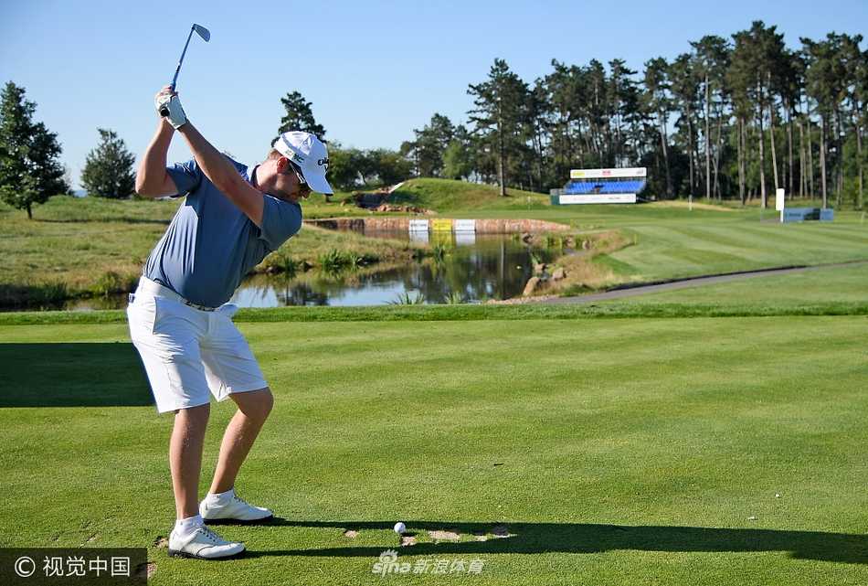 欧巡群雄布拉格蓄势待发 捷克大师赛前夕的轻松与专注 年轻英格兰选手马特·菲茨帕特里克在果岭上仔细推敲推杆线路与力度