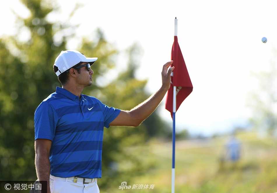 欧巡群雄布拉格蓄势待发 捷克大师赛前夕的轻松与专注 澳洲资深球员布雷特·拉姆福德在长草区练习困难球位击球,表情认真