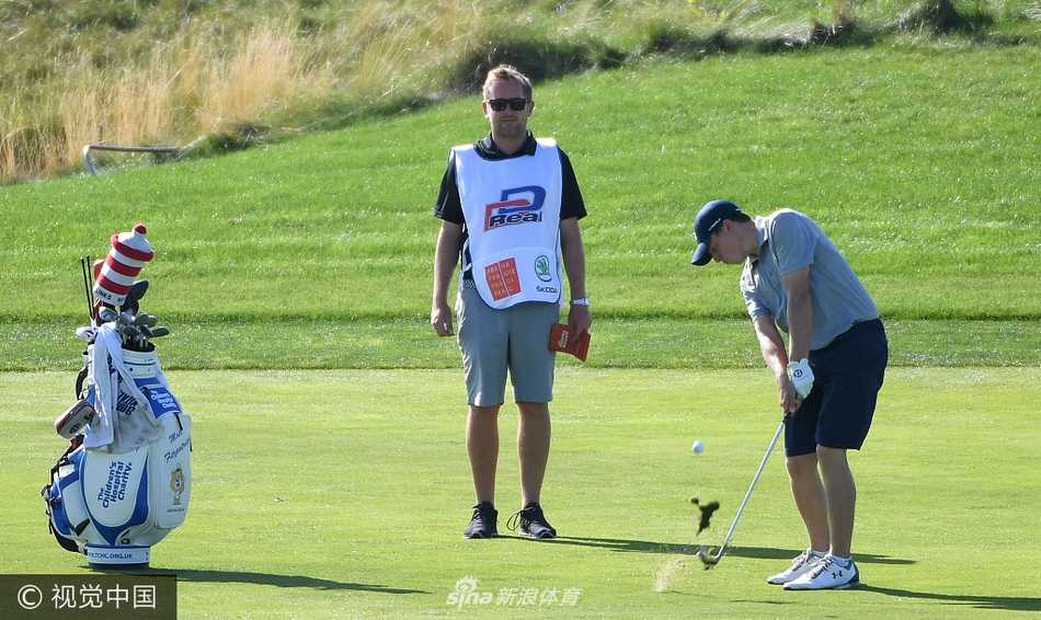 欧巡群雄布拉格蓄势待发 捷克大师赛前夕的轻松与专注 苏格兰高尔夫球员马克·沃伦在沙坑中练习救球,沙粒飞溅瞬间被定格