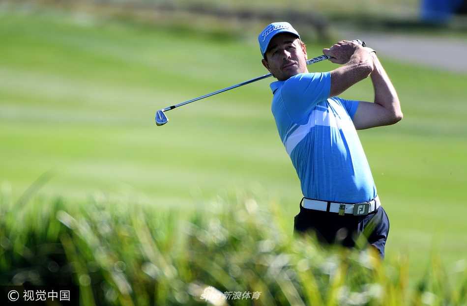 欧巡群雄布拉格蓄势待发 捷克大师赛前夕的轻松与专注 丹麦制造赛新科冠军朱利安·苏里在练习果岭进行推杆巩固,姿态沉稳自信