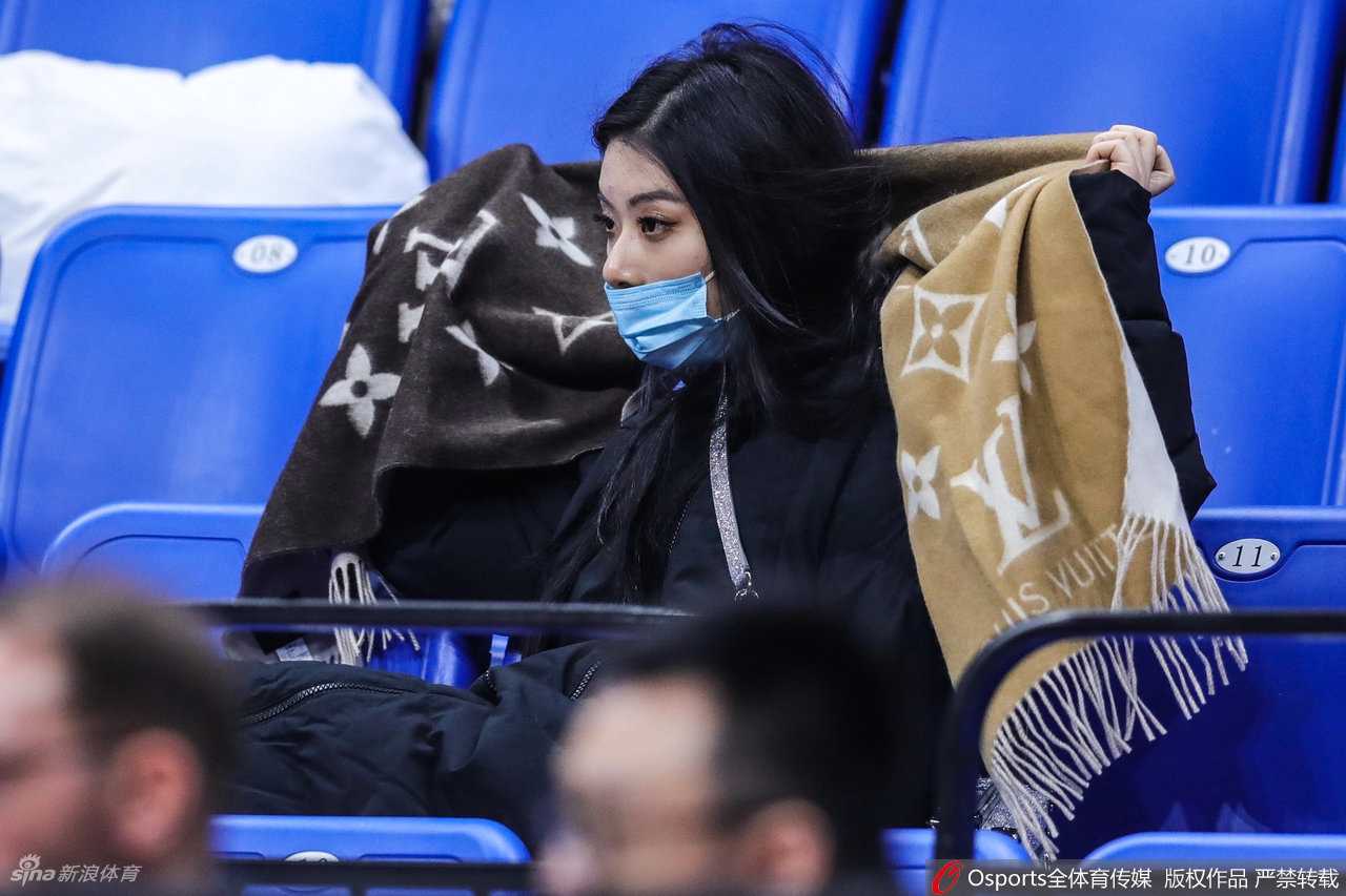 镜头拉近，杨诗尹五官精致立体，皮肤白皙透亮，在体育馆明亮的灯光下，她轻轻抿嘴，眼神中带着一丝对比赛的关切，仿佛在为场上的球员暗暗鼓劲。