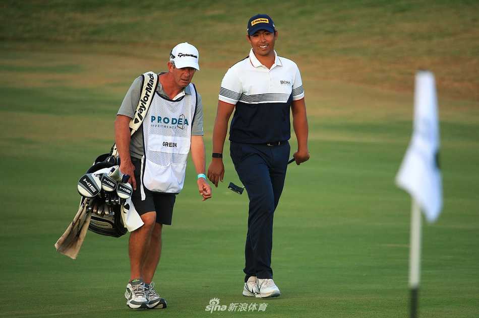 英格兰球员理查德·布兰德在球道上完成一次精准的铁杆击球，动作流畅而稳定。