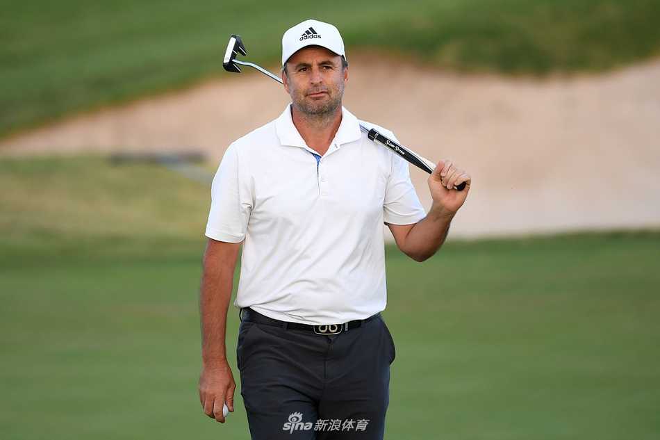 荷兰选手朱斯特·卢滕在发球台开球，身形舒展，小白球在塞浦路斯湛蓝的天空下划出一道优美弧线。