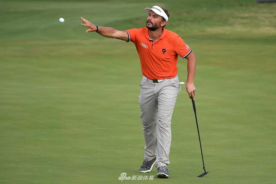 西班牙的纳乔·埃尔韦拉在长草中冷静救球，展现其全面的技术能力和专注的比赛态度。