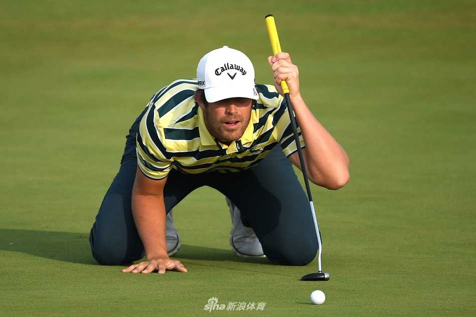 塞浦路斯精英赛第三轮比赛现场，球员与球童在如画般的球场景色中并肩前行，共同思考下一杆的挑战。