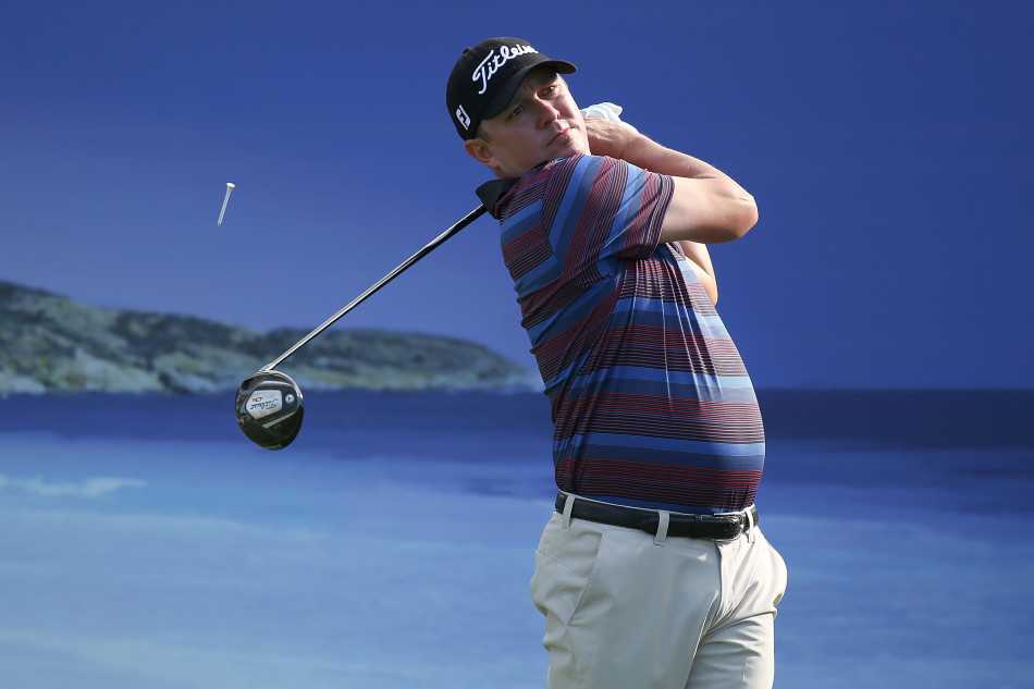 珀斯国际赛激战佳瑞浦湖群雄逐鹿展英姿 法国球员杜比森全力开球,身姿舒展展现高尔夫运动力量之美