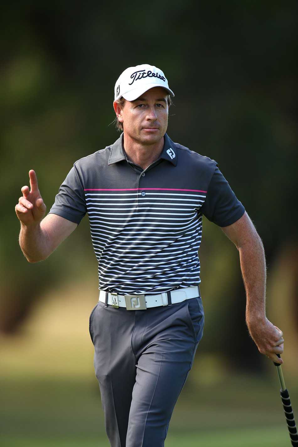 珀斯国际赛激战佳瑞浦湖群雄逐鹿展英姿 简森·杜夫纳在佳瑞浦湖球场专注推杆,凝神静气追寻小白球精准入洞的轨迹