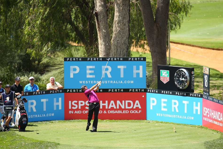 珀斯国际赛激战佳瑞浦湖群雄逐鹿展英姿 三杆洞开球精确制导,小白球在空中划出优美弧线直指果岭中心