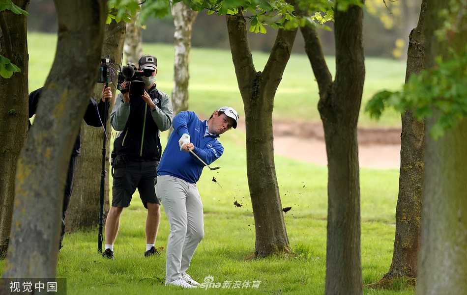 欧巡赛英国大师赛激战正酣 佩珀雷尔一杆优势领跑群雄 意大利名将埃多奥多·莫里纳利在球道沙坑中救球,沙砾飞溅,展现出老将沉稳的功底与绝不放弃的斗志。