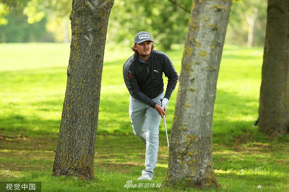 欧巡赛英国大师赛激战正酣 佩珀雷尔一杆优势领跑群雄 佩珀雷尔完成一记干净利落的挥杆,白色小球在英格兰葱郁的球道上空划出一道优美的弧线,力量与优雅在此刻完美结合。