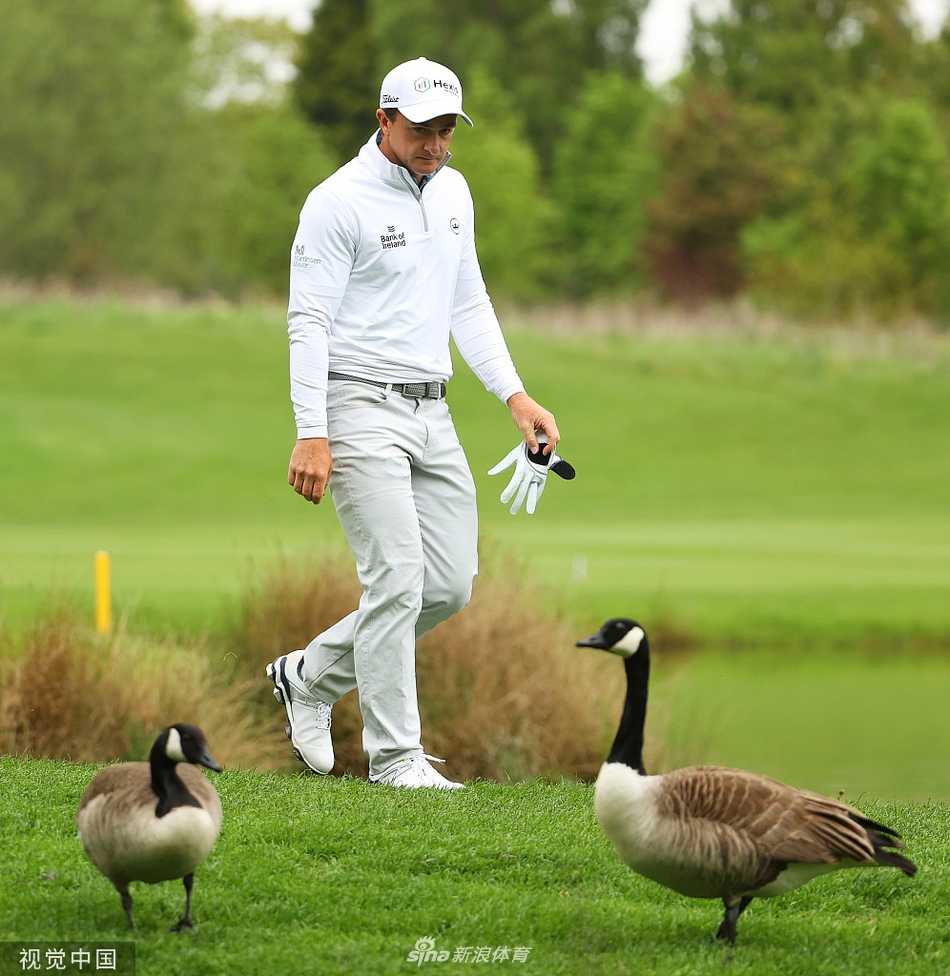 欧巡赛英国大师赛激战正酣 佩珀雷尔一杆优势领跑群雄 埃迪·佩珀雷尔在钟楼球场第十八洞果岭边审慎观察,微风轻拂着他的头发,冠军的渴望凝聚在深邃的眼神之中。