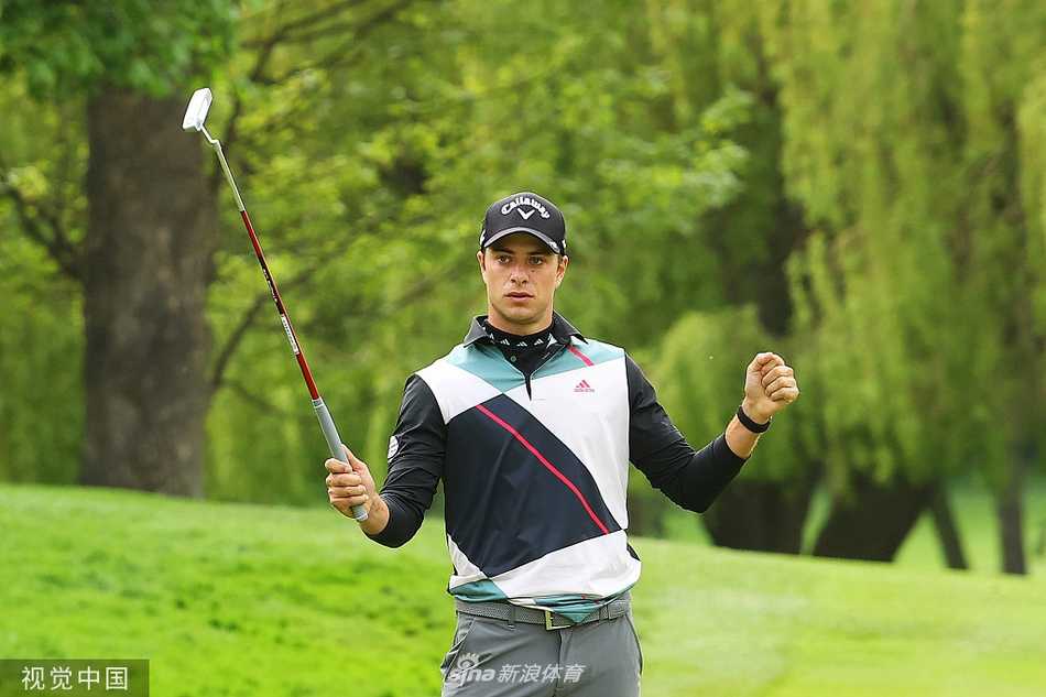 欧巡赛英国大师赛激战正酣 佩珀雷尔一杆优势领跑群雄 赛事东道主丹尼·威利特在果岭上专注推杆,他每一次成功的推击,都意味着为慈善事业注入一份新的力量。