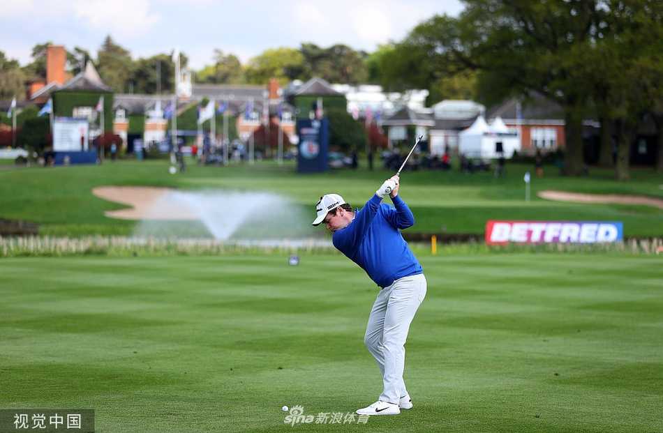 欧巡赛英国大师赛激战正酣 佩珀雷尔一杆优势领跑群雄 中国选手吴阿顺在第三轮比赛中展现精准铁杆攻果岭,小球稳稳飞向旗杆,这是他单轮狂抓七鸟、强势攀升的精彩瞬间之一。