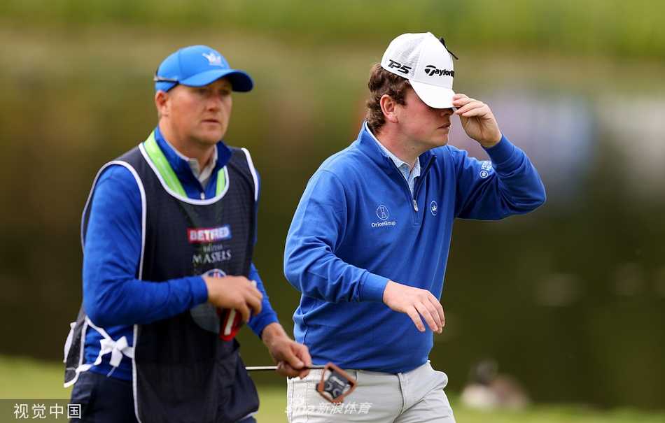 欧巡赛英国大师赛激战正酣 佩珀雷尔一杆优势领跑群雄 苏格兰球员罗伯特·麦金泰尔在树林间谨慎处理困难球位,年轻的面庞上写满专注,作为世界排名最高的参赛者,他正全力冲击冠军。