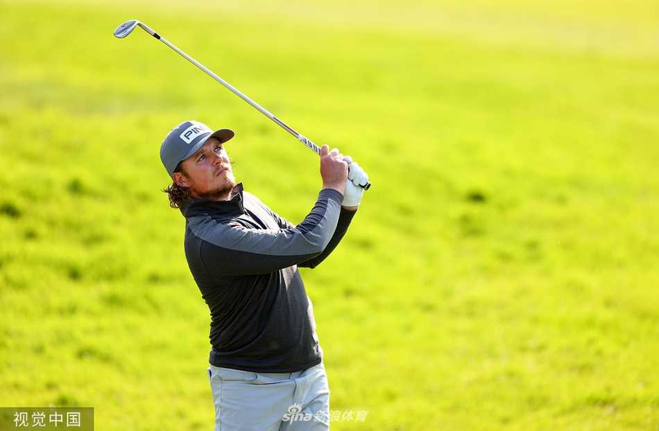 欧巡赛英国大师赛激战正酣 佩珀雷尔一杆优势领跑群雄 佩珀雷尔在练习果岭上反复琢磨推杆手感,夕阳余晖洒在他身上,赛前的每一分准备都是为了明日决赛轮的终极一战。