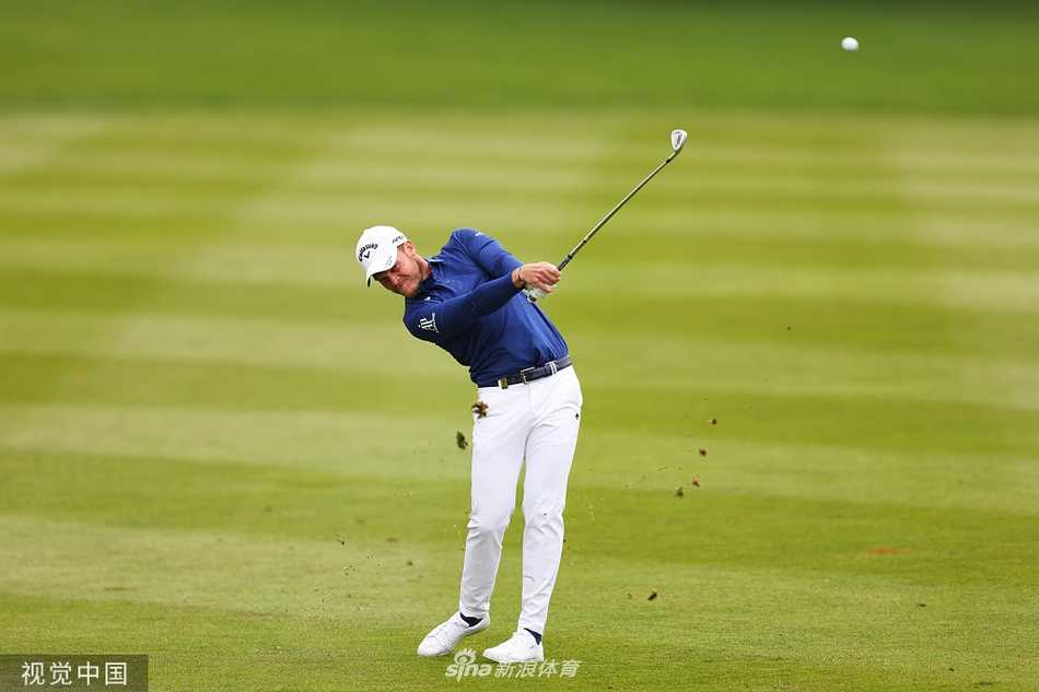 欧巡赛英国大师赛激战正酣 佩珀雷尔一杆优势领跑群雄 夕阳下的钟楼球场全景,宁静而壮美,这座历史悠久的球场正静静等待着决赛轮到来,见证新一代冠军的诞生。